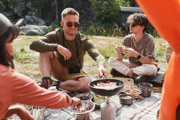Y a-t-il des restrictions sur les équipements de camping au Camping Rancho Davaine ?